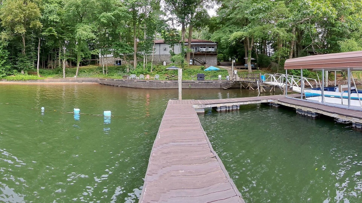 Mount Mourne Resort | 5,000 SF LUXURY RENTAL ON LAKE NORMAN W/FREE PONTOON BOAT. ACCOMODATES 16