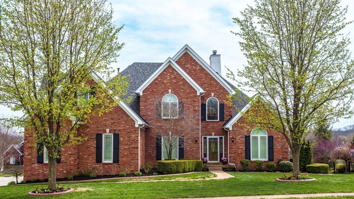 Buechel House | 5,000 sq ft 5-bedroom golf course home with walkout - 2 miles from Valhalla!