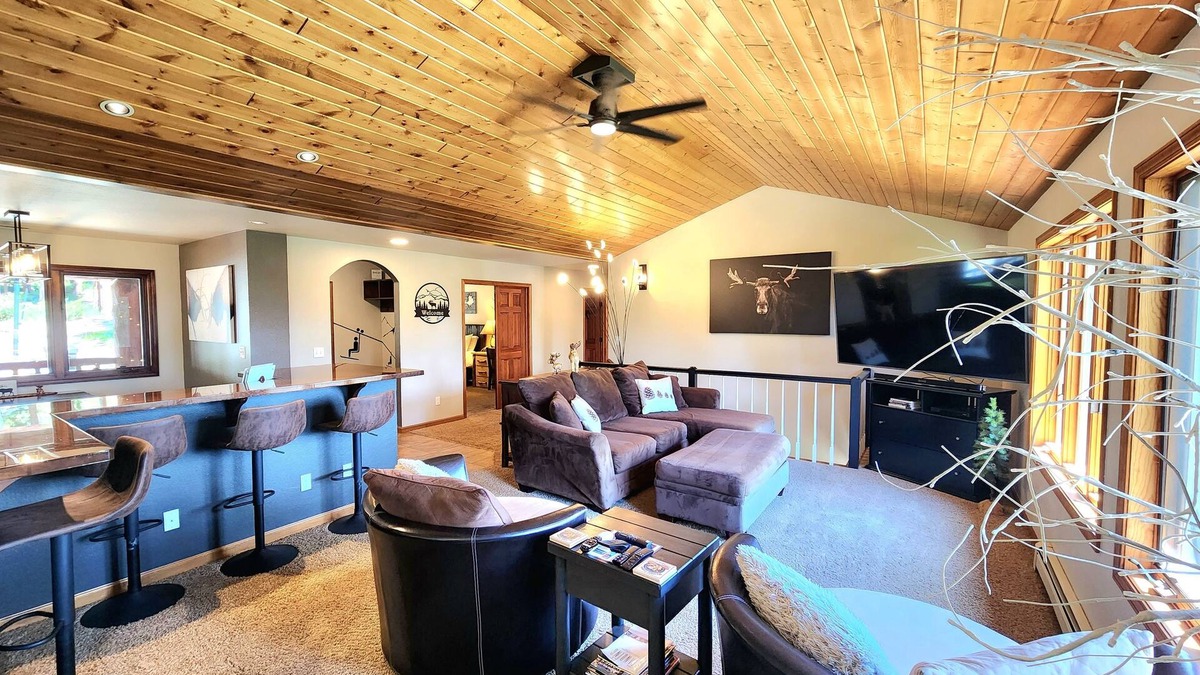 Granby House | ❤️5+1 Bedrooms on 5 Private ACRES! VIEWS😎HOTTUB❤️GAMEROOM! Great Location!