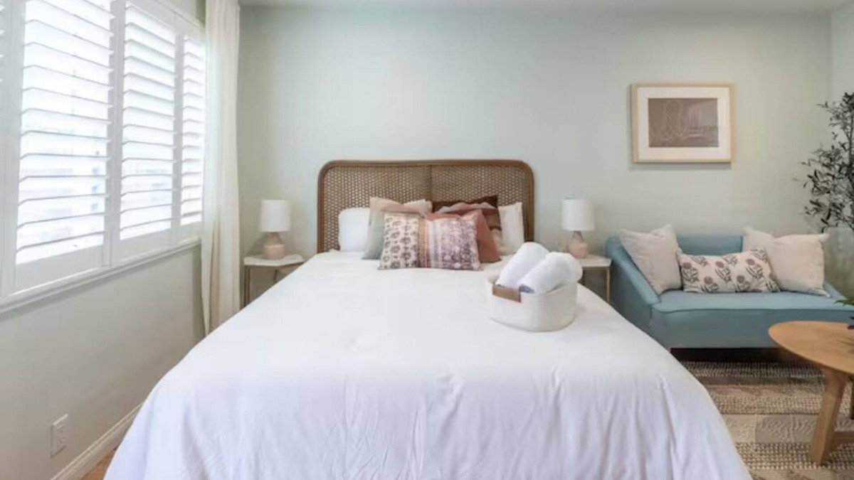 Belmont Shore House | 5-10 minute walk to the beach.