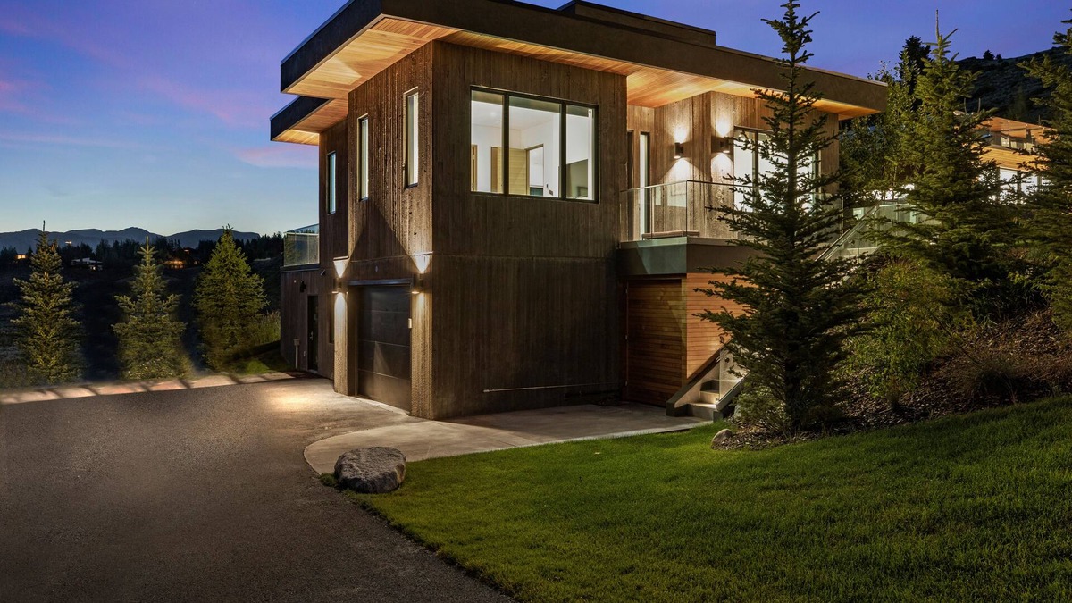 Jackson Hole House | 5 & 15 min drives to ski areas! 1m to town. Sleeps 6; hot tub, grill, fireplace.