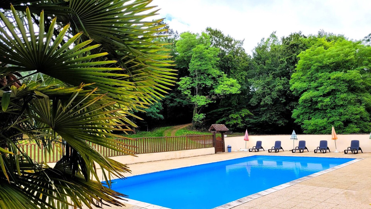 Sarlat-la-Caneda Cottage | 5/7 person gîte in Sarlat. Heated swimming pool. Wifi. Nature.