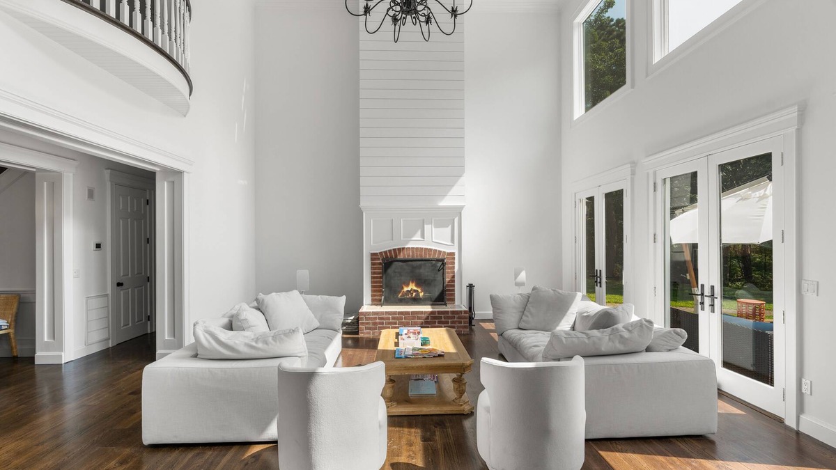 East Hampton House | 5 acre 6 bdrm Estate; large pool and hot tub between Sag Harbor and East Hampton