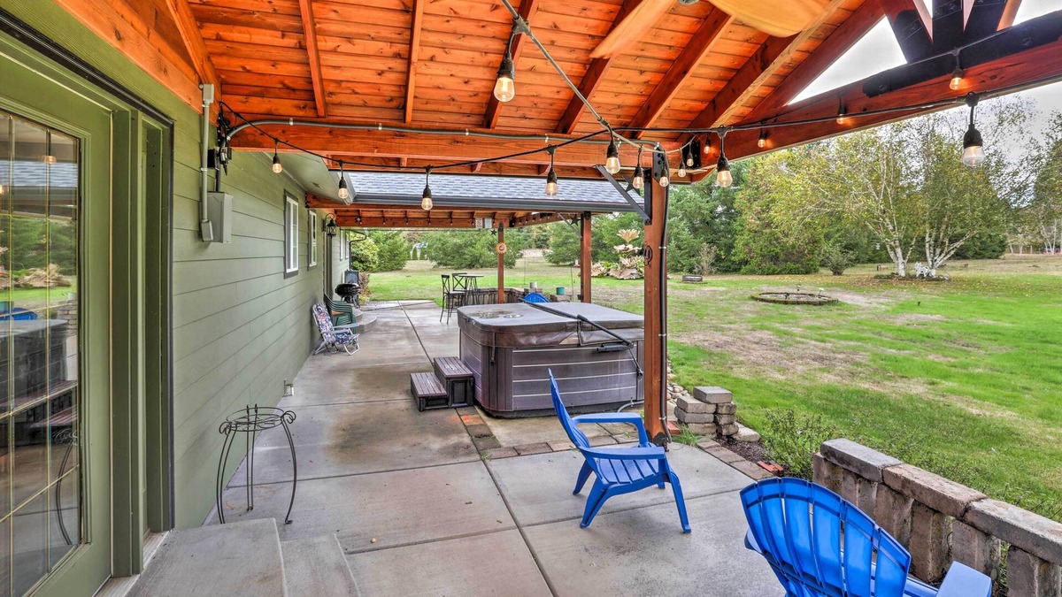 Thurston House | 5-Acre Getaway w/ Mtn View ~ 14 Mi to Eugene!