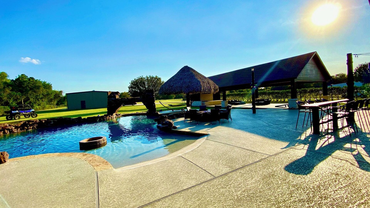 La Porte House | 5 Acre Resort Property. Close to Kemah Boardwalk, Galveston, Houston and more!