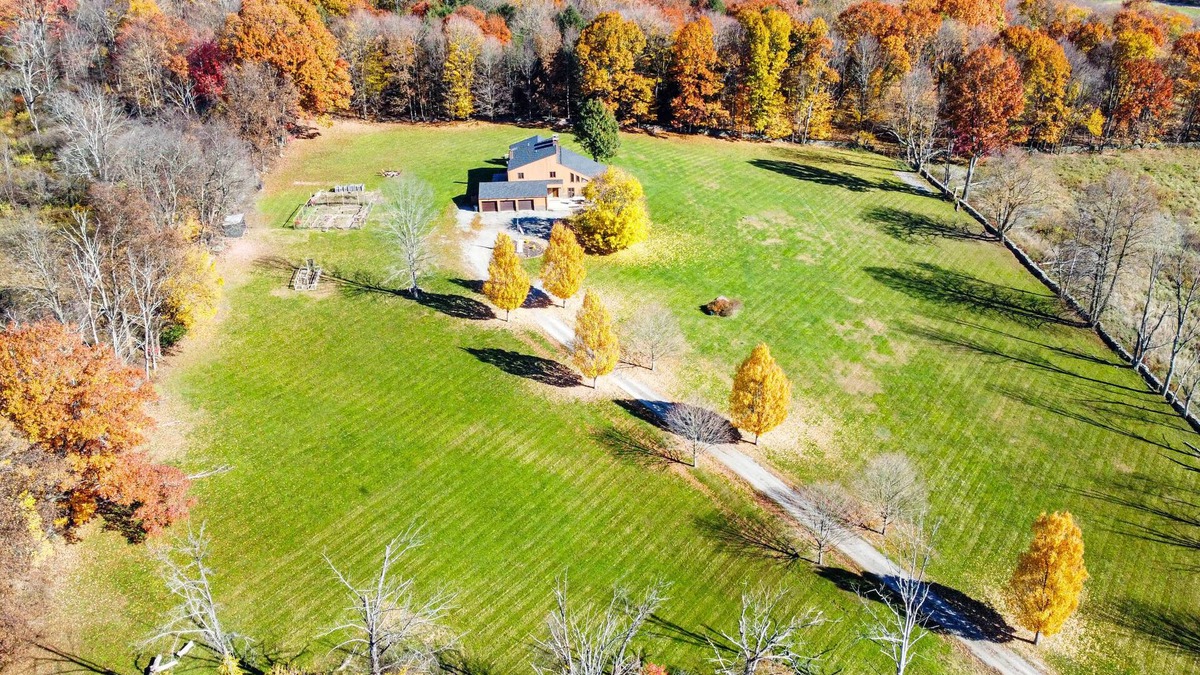 Factoryville House | 5 Acres Private Retreat Hot Tub Game Room Firepit