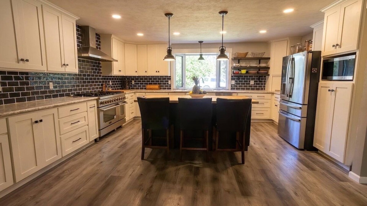 Deer Park House | 5 acres, Zip line, Pool-HotTub, Sleeps 21