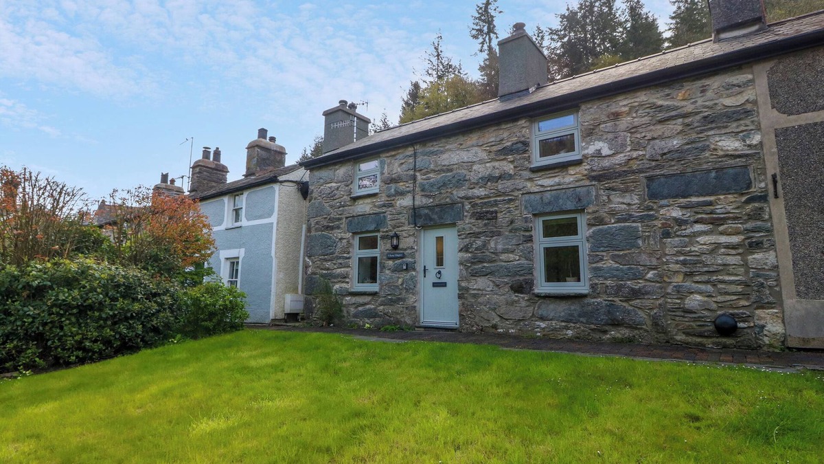 Betws-Y-Coed Cottage | 5 BANC LLUGWY, with open fire in Betws-Y-Coed