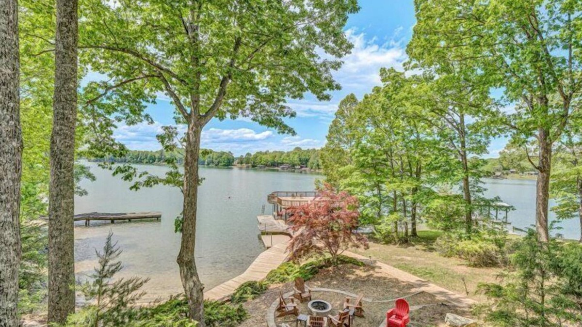 Huddleston House | 5 Bathrooms, 2 Flex Rooms, 3 Bathrooms! Sandy Beach, Pet Friendly, Hot Tub, Fire Pit & Wifi! Come V