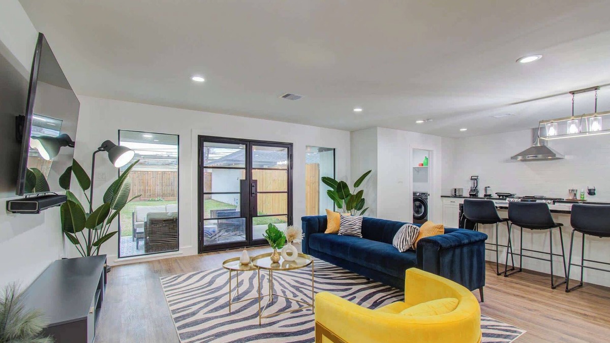 Houston House | 5-BD Modern Central Getaway w Hot Tub - Mins to DT