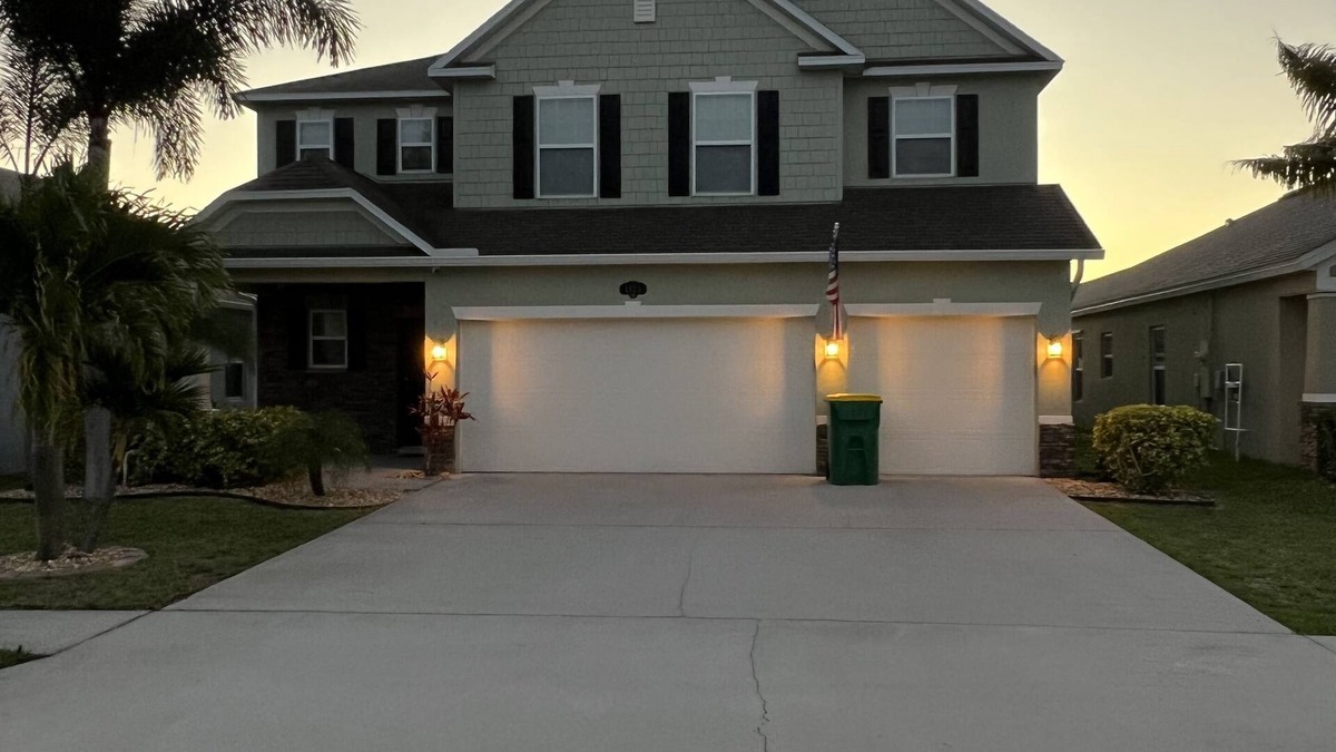 Interchange Square House | 5 Bdr, 7miles-Beach 50 min to Disney 2 Master’s 1 on 1st Fl HEATED POOL GAMEROOM