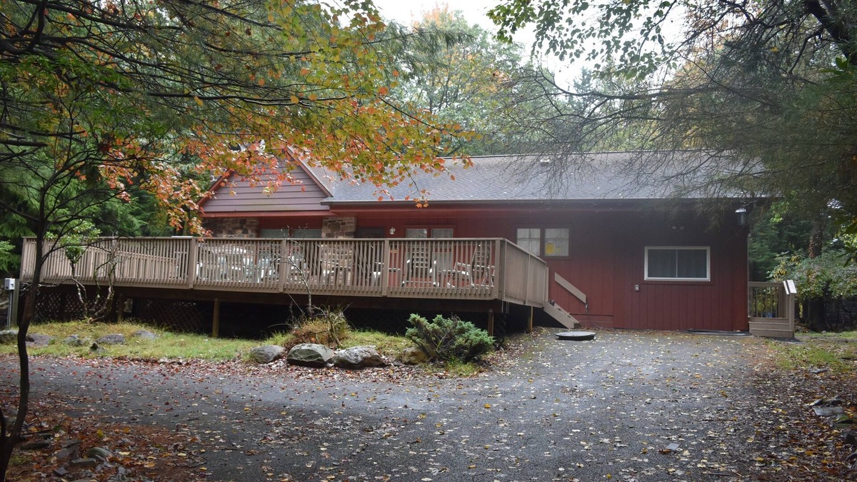 Lake Harmony Estates Cabin | 5 Bdr Cabin Game room Pool Table Large Deck Grill Fireplace Fire Pit