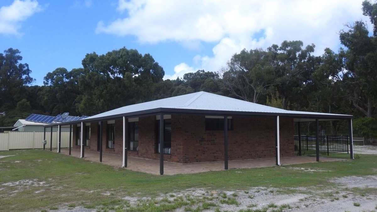 Orchid Beach House | 5 BdR House Orchid Beach Fraser Island - sleeps 16 - bring the boats! Full Wifi
