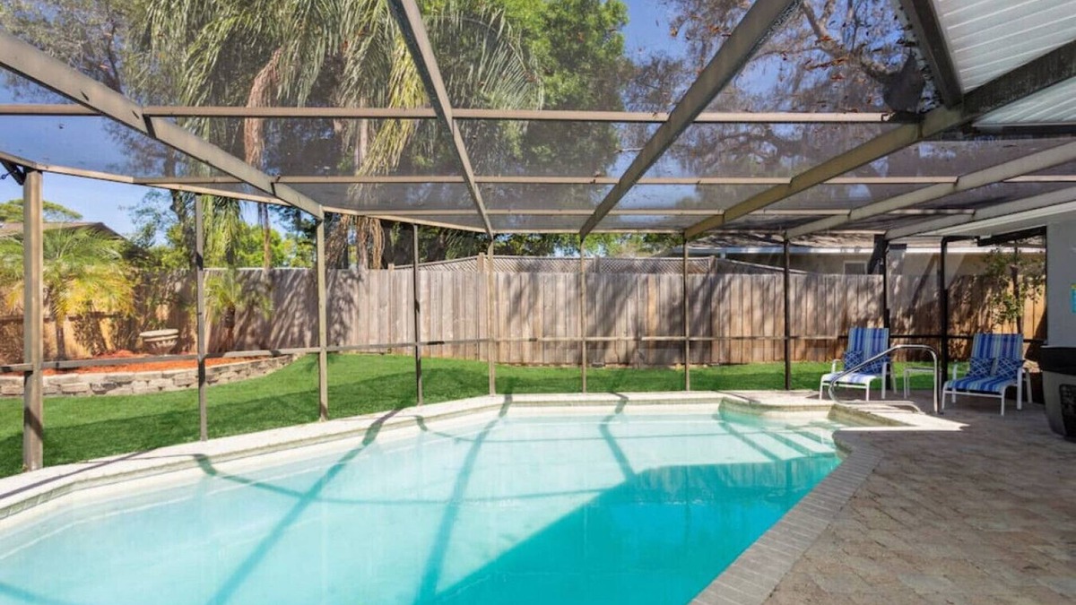 Palm Harbor House | 5 Bdr Palm Harbor home Pool, Hot Tub, Screen Lanai