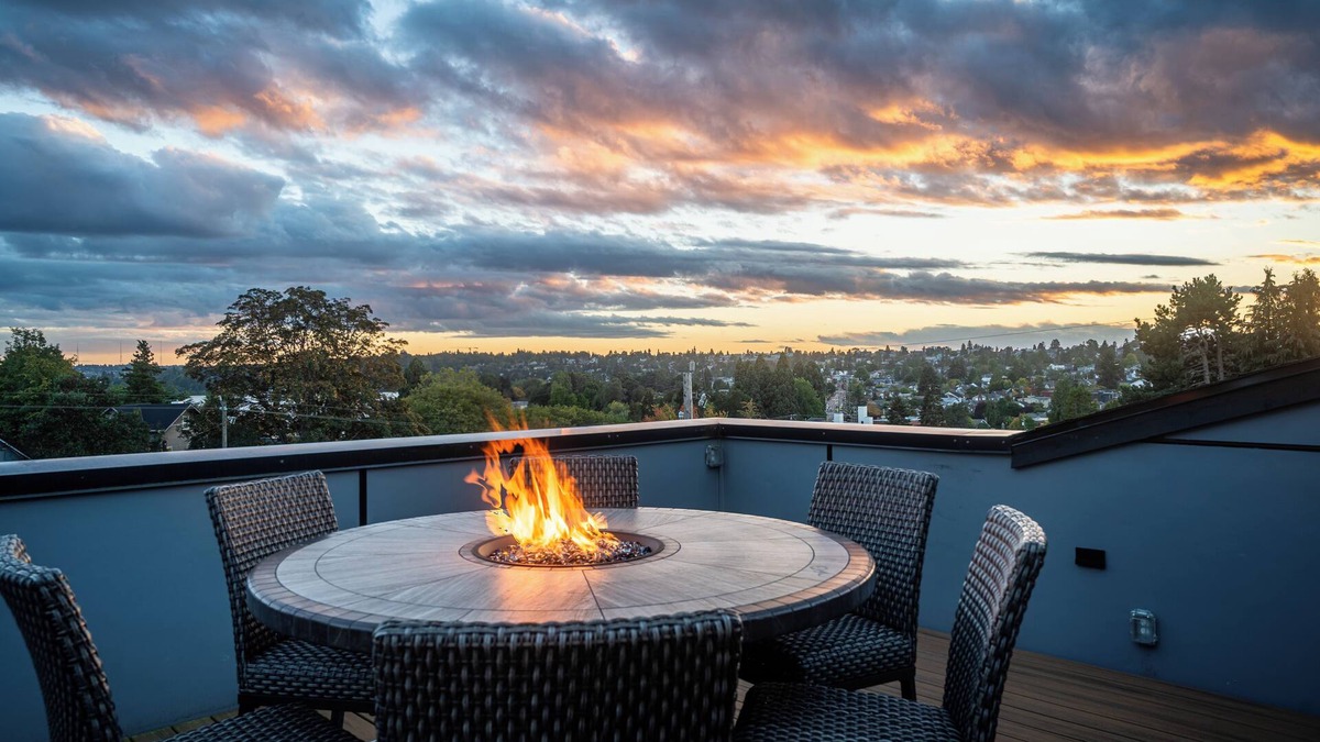 Green Lake House | 5-BDR w/Rooftop Views, Covered Deck & Spacious Backyard–Prime Central Location!
