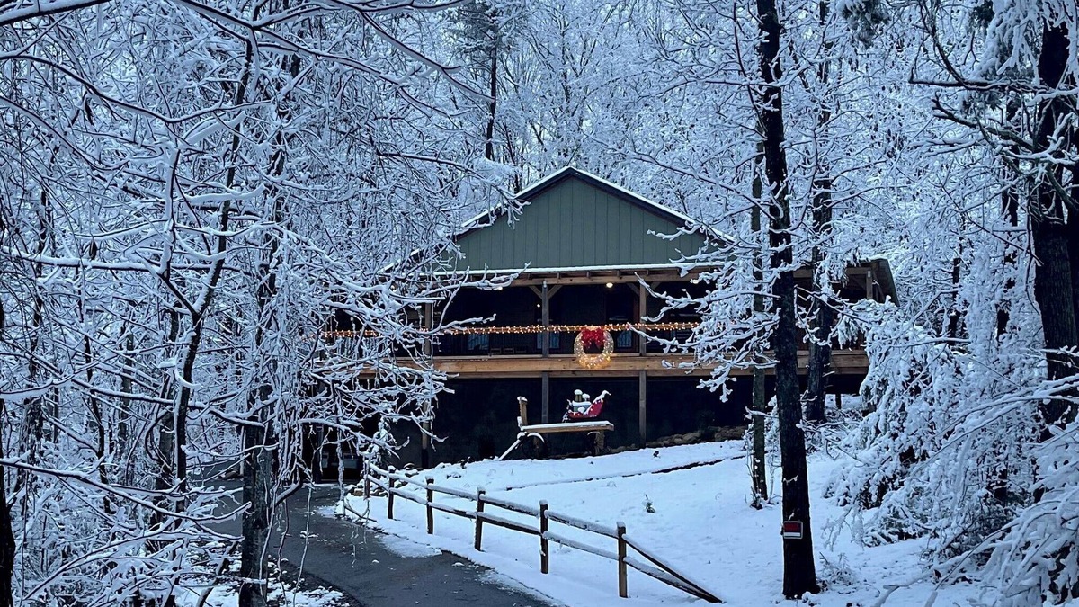 Kodak House | 5 BDRM Cabin 15 miles from Dollywood! HUGE porch & games! 3 miles from Buc-ees!