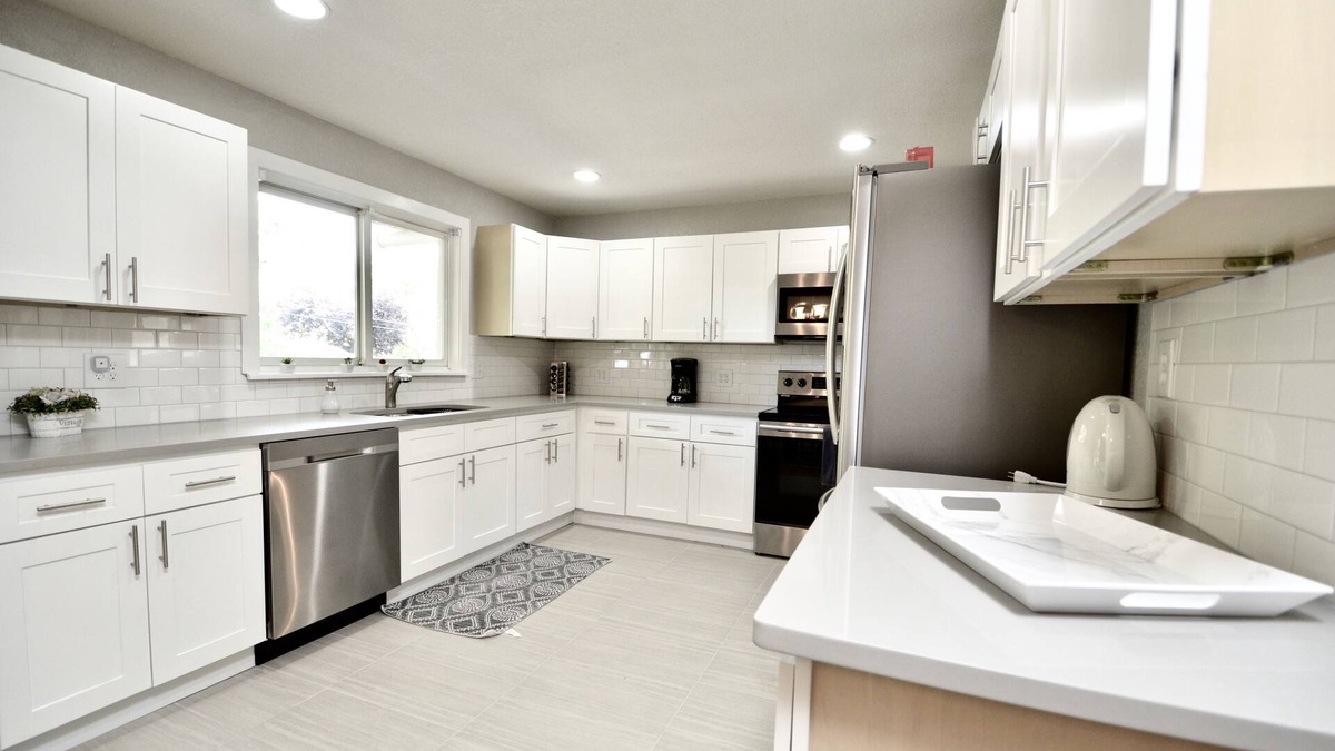 Columbine Valley House | 5-Bdrm-Remodeled-Modern-New-Appliances-Furniture