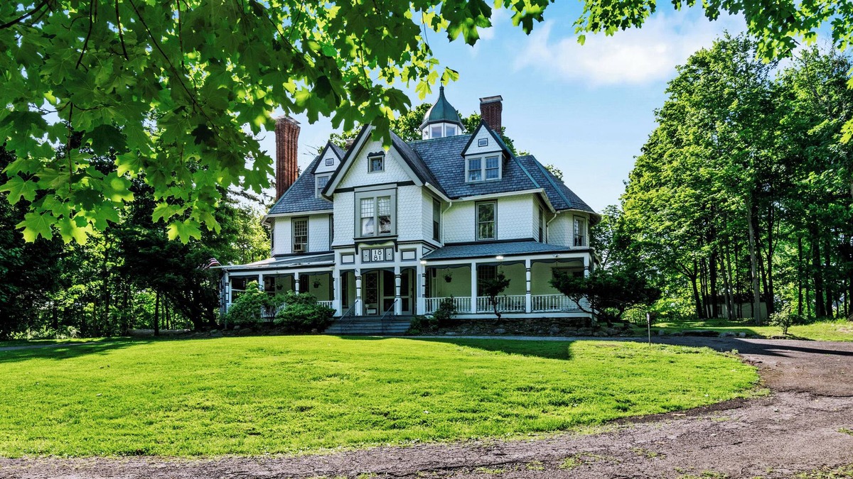 Newburgh House | 5 bdrm Victorian, built in 1881-With 21 rooms, on a hill on 4 VERY private acres