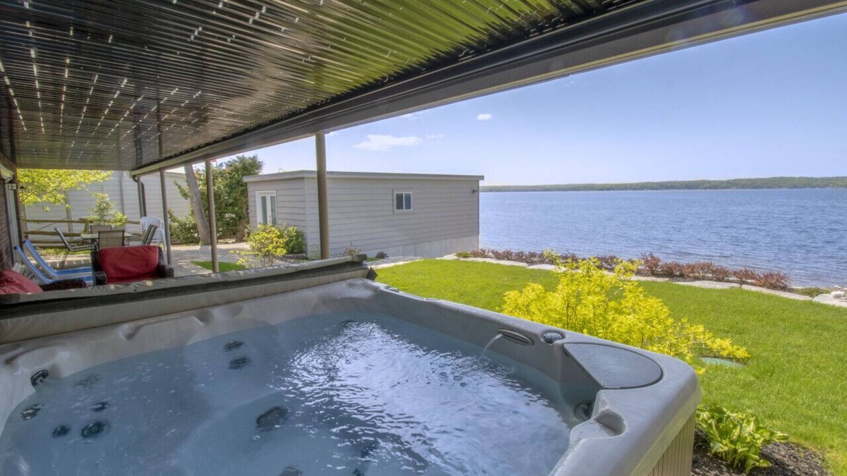 Tay House | 5 bdrm Waterfront W/HotTub