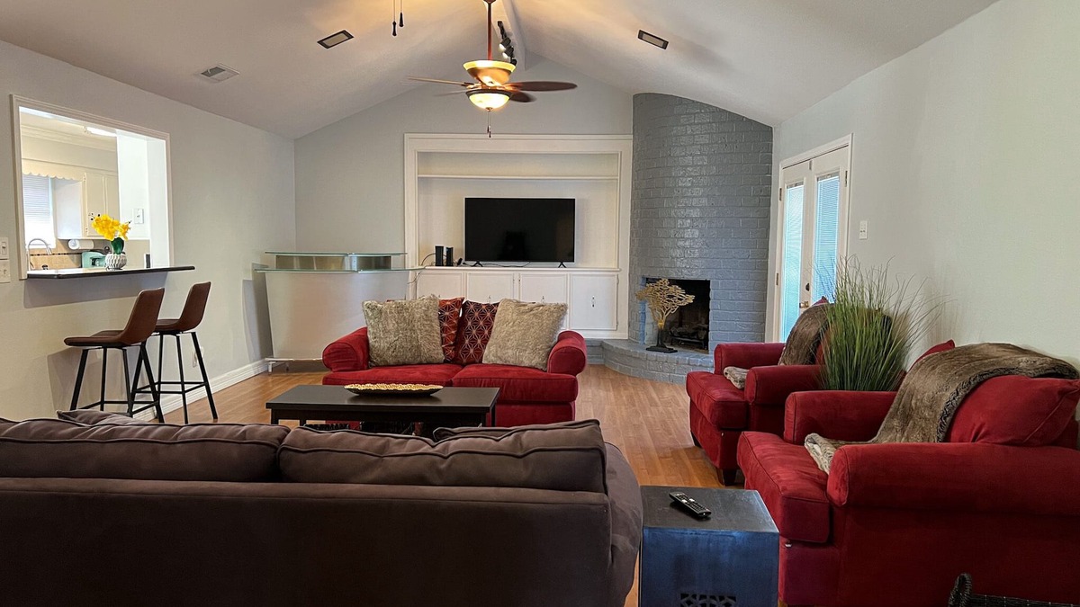 South Side House | 5 BDRMS. Corp or Vacay. Centrally Located. Ample