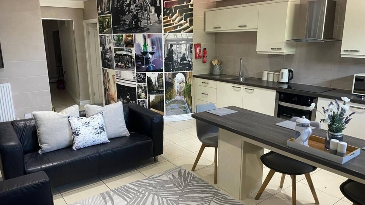 Huyton Apartment | 5 bed, 2.5 bath, luxury apartment - sleeps 8.
