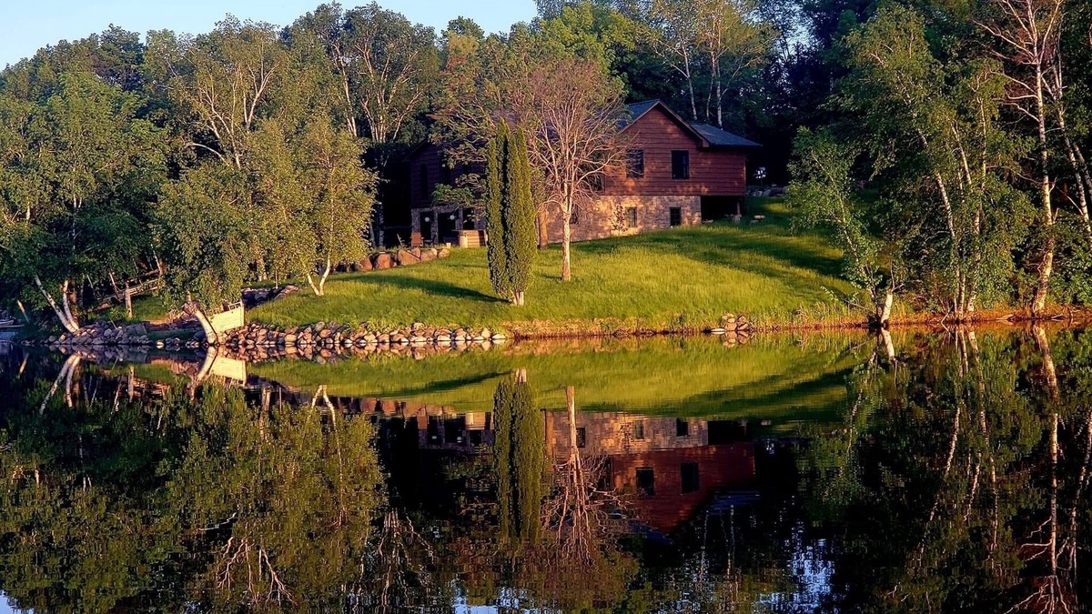 South Haven House | 5 bed, 2 bath Lake Home, screen porch, 2 kayaks, patio, otter island.