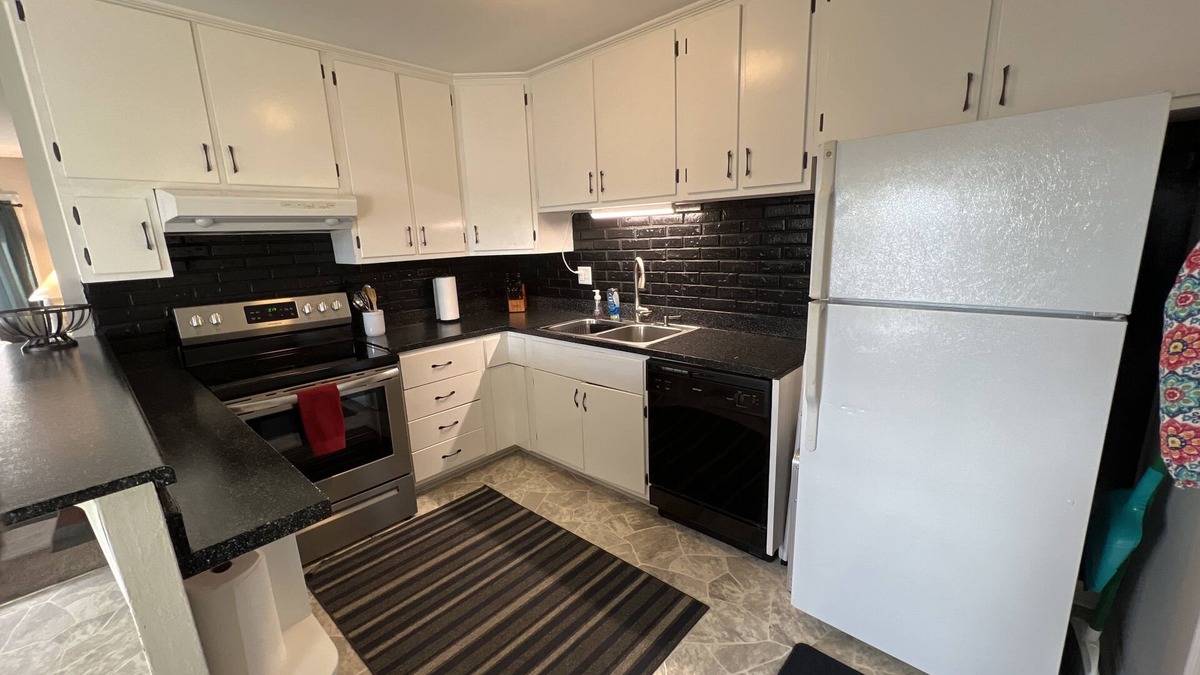 Cedar Rapids - Iowa City House | 5 Bed, 2 Bath Split Level Home Big Yard on NE Side of Cedar Rapids