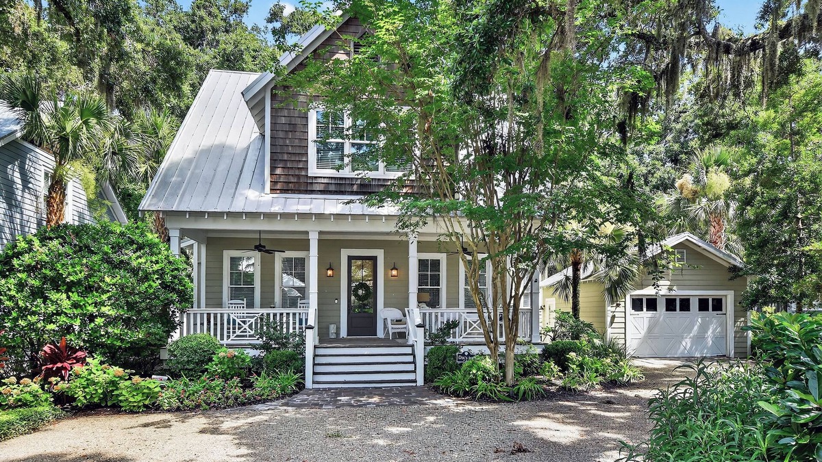 King City House | 5 bed/4.5 bath beach cottage - Walking distance to St Simons Pier & Village!