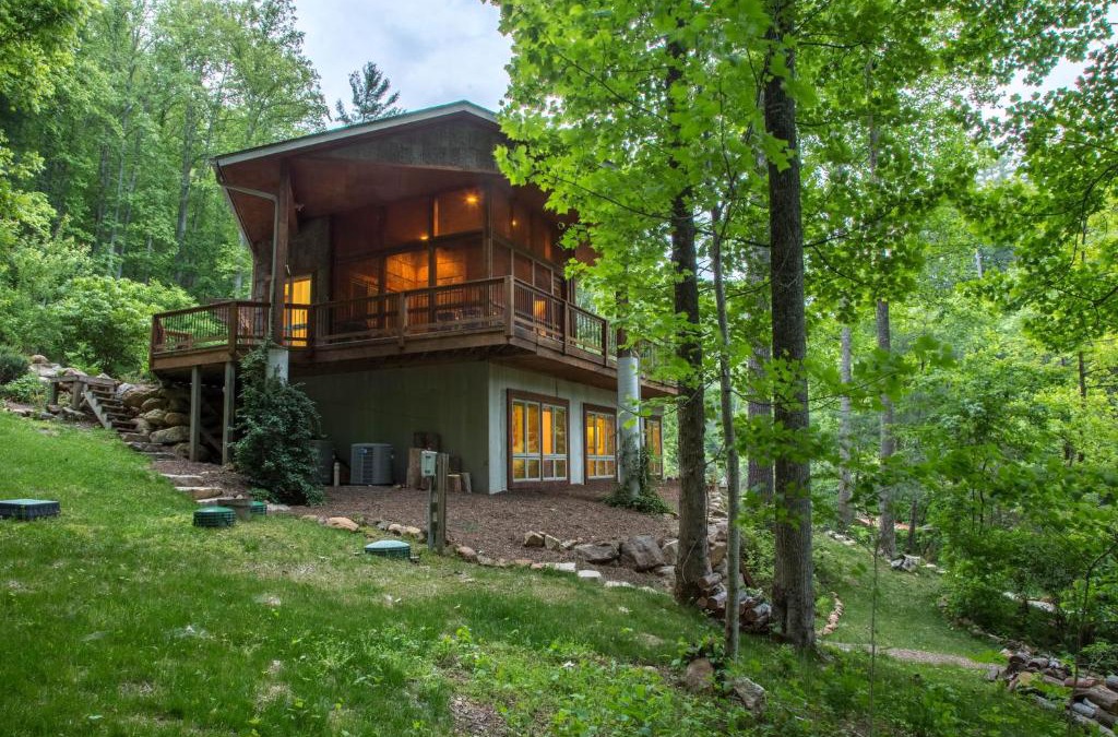 Tuckasegee House | 5 Bed 4 Bath Vacation home in Tuckasegee