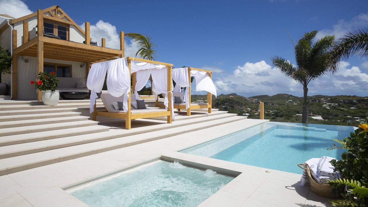Falmouth Harbour Villa | 5 Bed, 5 Br, Gym, Pool, UV Sauna, Hot Tub, VIEWS! Close to Marinas