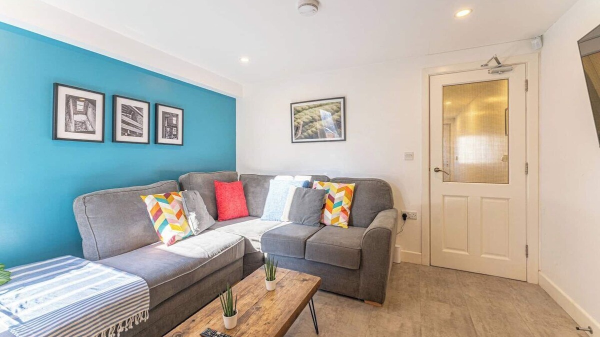 Coventry House | 5 bed/5ensuite house with garden and parking