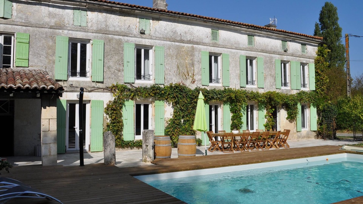 Fleac-sur-Seugne House | 5* bed and breakfast for up to 14 people with heated swimming pool