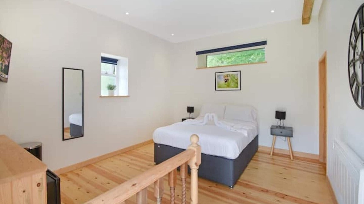 Isle of Thanet House | 5 Bed Barn Conversion - with private hot tub!