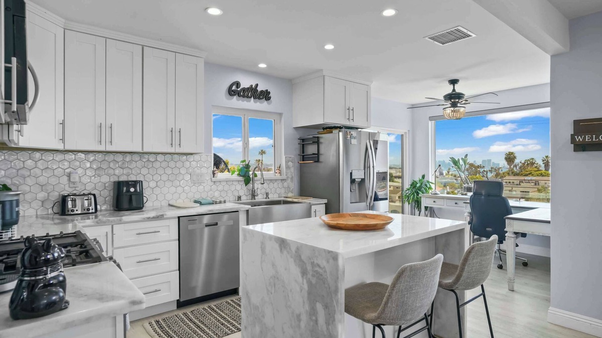 Point Loma House | 5 Bed | City + Water Balcony Views | Close to Bars, Restaurants, Waterfront