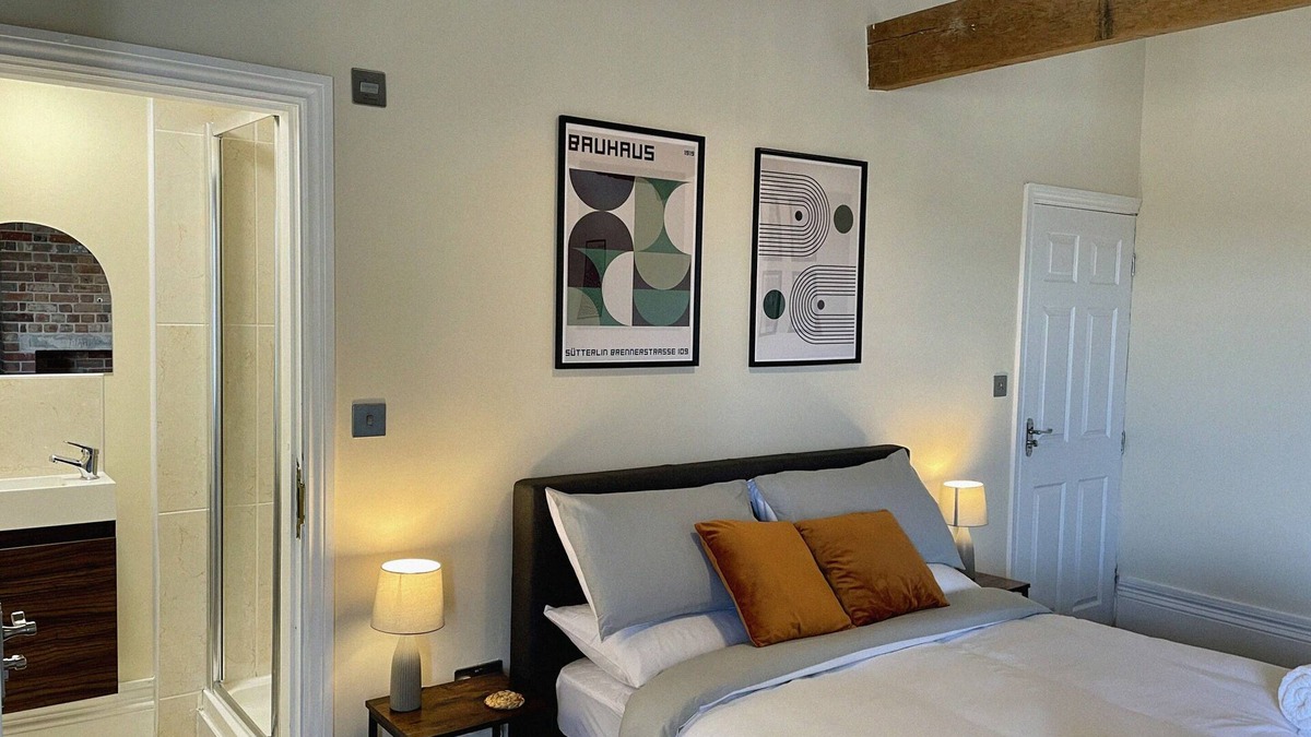 Northway House | 5 Bed Home in Northway, Tewkesbury with Parking