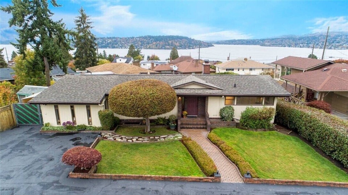 Bryn Mawr-Skyway House | 5 Bed home with a view! Close to shops, Seattle, and more!