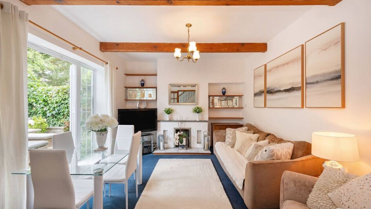 Oakleigh House | 5-Bed Home with Private Parking behind gated and only 25 Mins To Central London
