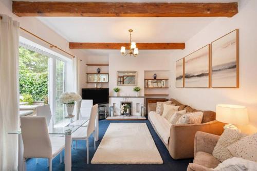 Oakleigh Apartment | 5 Bed Home with Private Parking - 25 Mins To Central London