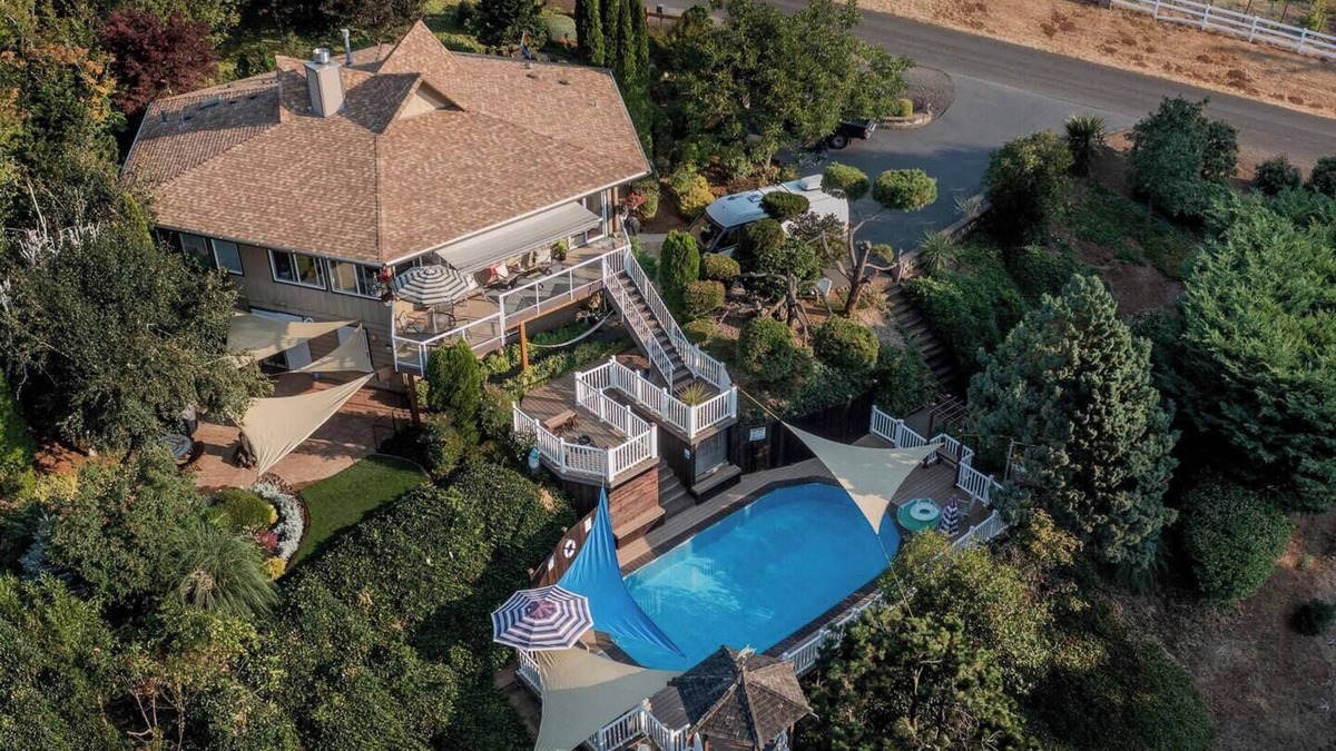 Dundee Villa | 5 Bed Private Villa in Wine Country w/Pool, Sauna, Hot Tub