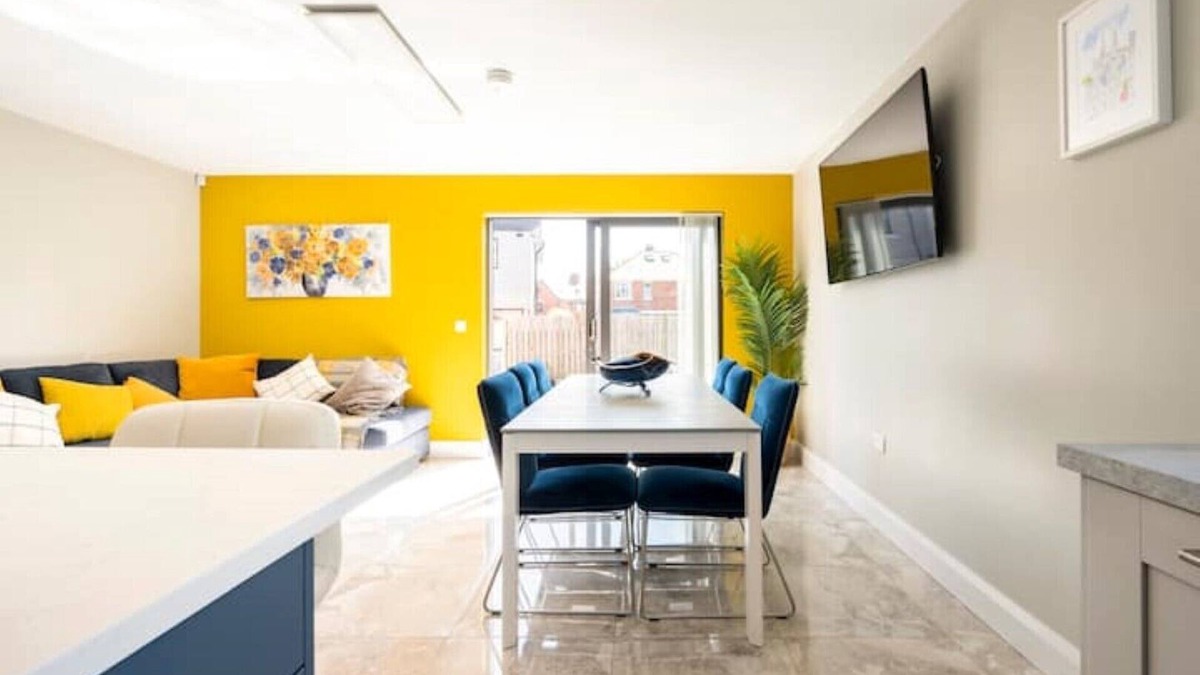 Ormeau House | 5 bed Spacious Luxury With Free Driveway Parking, Superfast Wifi, Close to City