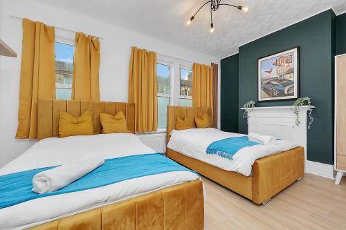 Leabridge Apartment | 5 Bed Town-house by Harlington