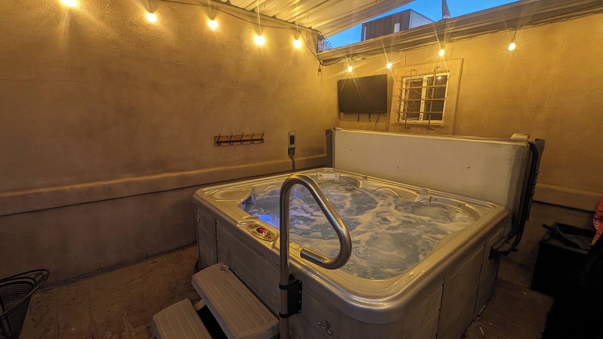 Amphi House | 5 Bed UPDATED Home - Hot Tub, Fire Pits, Games, Bring the Whole Crew! Sleeps 14