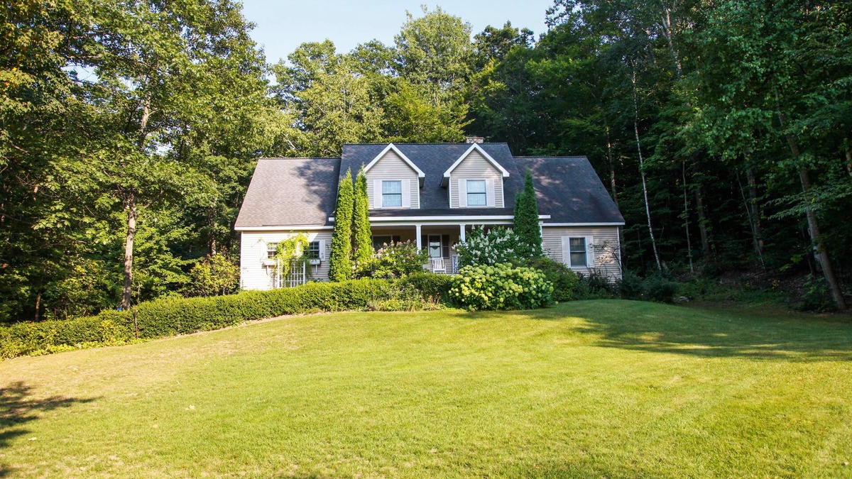 Lake Leelanau House | 5 bedrm 5.5 ba home-wooded setting-Lake Leelanau-Air-Pet ok-Hot Tub