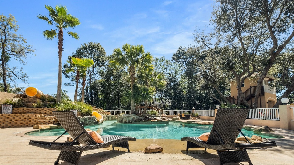 Spring Hill House | 5 bedrm Paradise w/your own POOL + LAZY RIVER