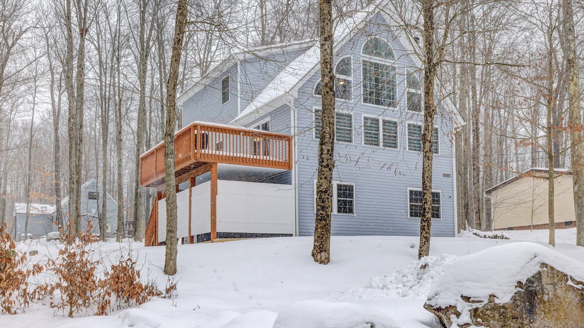 Thornhurst Ski Chalet | 5 BedRm w/ King Bed, Game Room, Fire Pit & Hot Tub