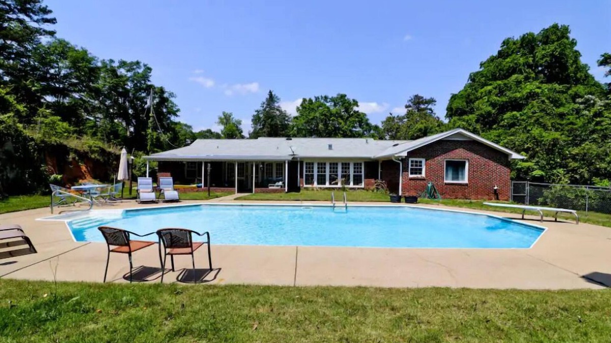 Phenix City House | 5 bedroom 2 1/2 bath house in Phenix City with beautiful pool, near Fort Moore.