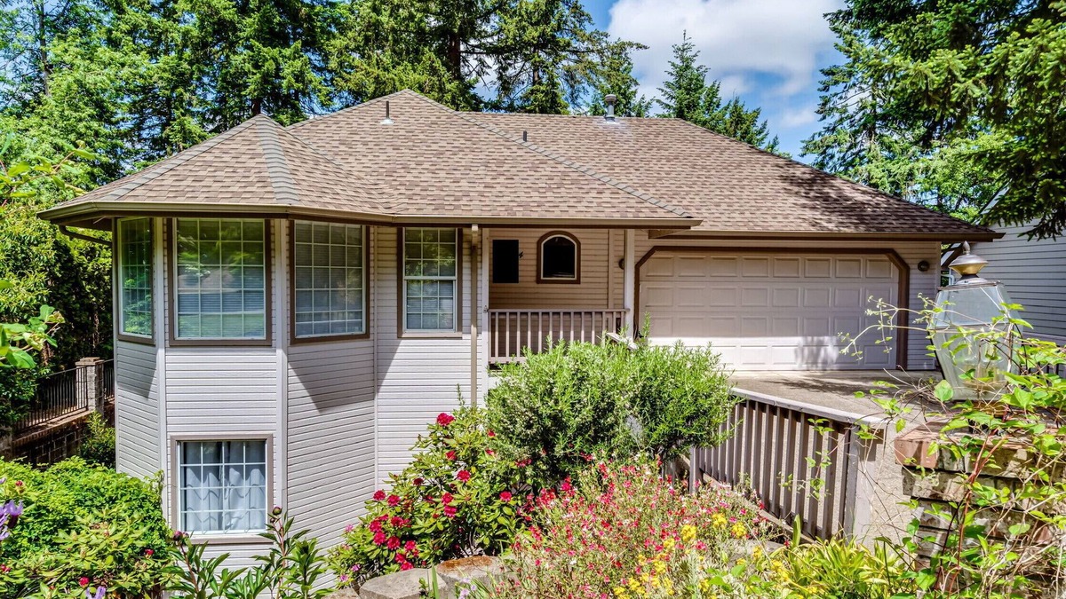 Western House | 5 bedroom/2.5 bath. Spacious Home in a Charming Neighborhood