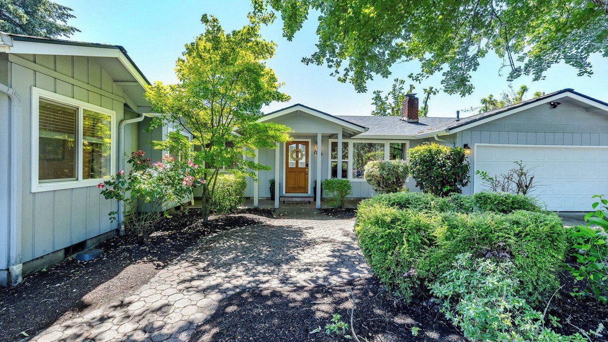 Central Oregon House | 5-bedroom/3 bath home just 5 minutes to University of Oregon, patio/hot tub