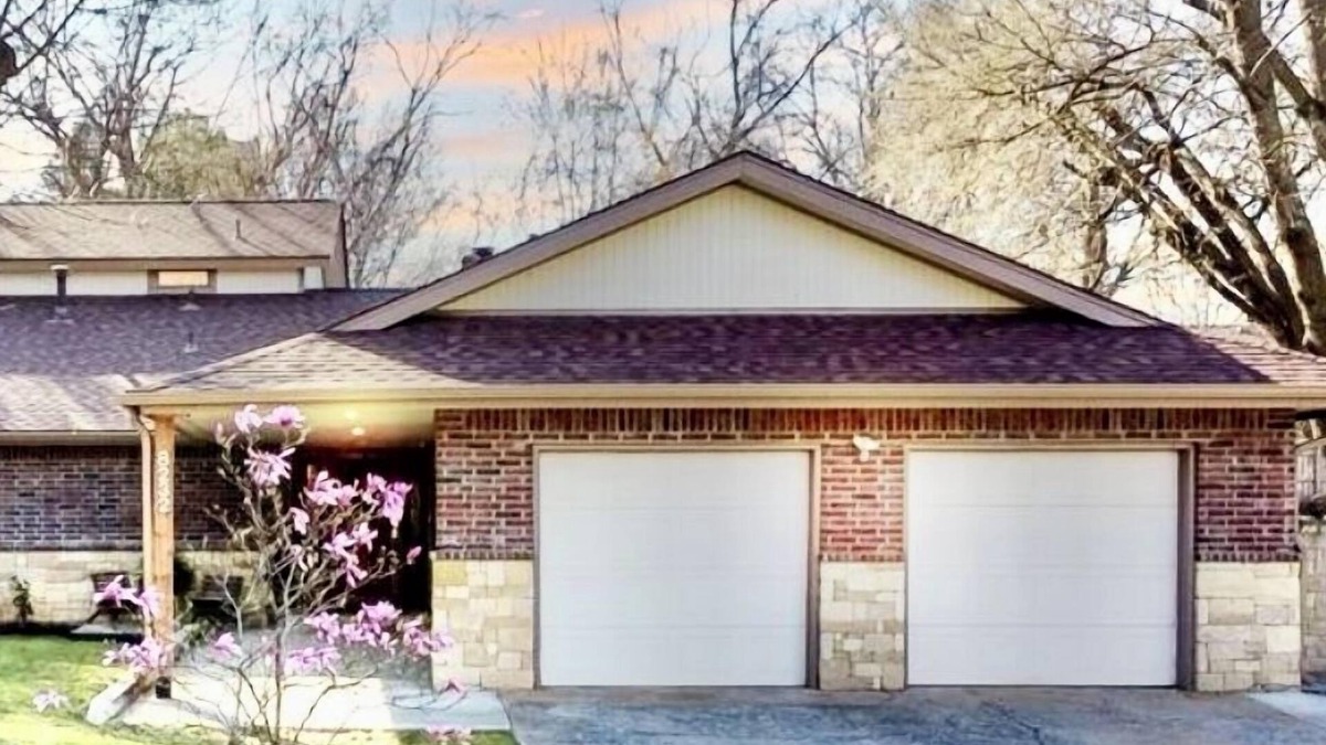 South Tulsa House | 5 bedroom 3 bath hot tub. 7 beds 6 cars parking and fenced yard .