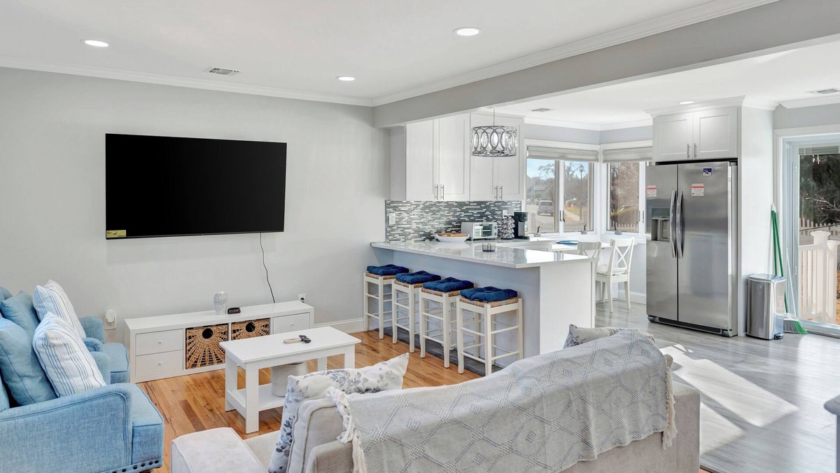 Uniondale House | 5-Bedroom, 3-Bath Retreat Sleeps 10 Free Parking & Modern Upgrades